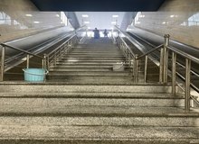 نشت باران از سقف ایستگاه متروی تهران؛ استقرار سطل‌های جمع آوری آب!