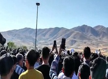 گزارش ارگان رسانه ای سپاه  از مراسم خاکسپاری مهسا امینی: تعدادی از مردم به سمت فرمانداری سقز رفته و تجمع کردند افراد حاضر در تجمع پس از حضور نیروهای انتظامی و شلیک گاز اشک‌آور متفرق شدند