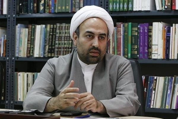 زائری علیه زیباکلام/  طلاب با مشقت های فراوان و گاه باورنکردنی زندگی می کنند
