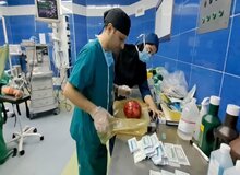 خارج کردن توده ۳/۵ کیلویی از کلیه یک مرد/ عکس