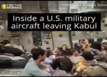 گزارش تصویری خبرنگار CBS  آمریکا از درون یکی از هواپیما های نظامی که افغان های فراری را منتقل کرد/FILM