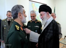اعطای «نشان فتح» به سردار حاجی‌زاده توسط آیت‌الله خامنه‌ای