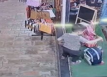 ویدئوی که وایرال شد؛ وادار کردن کودک به دزدی یک کیف/ همراهان کودک والدین او بودند؟