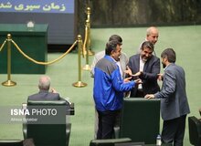 یک نماینده مجلس با لباس ایرانخودرو در جلسه استیضاح وزیر صمت حاضر شد  + عکس