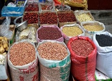 داوود لپه‌چی، رئیس هیأت‌مدیره انجمن حبوبات ایران خبر داد: افزایش قیمت حبوبات به دلیل خشکسالی و افزایش قیمت ارز/امسال نسبت به پارسال ۲۰ درصد کاهش واردات داشتیم/ ۷۰ درصد عدس، نخود و لپه وارداتی است/ ۴ماه باید برای دریافت ارز در صف بمانیم 