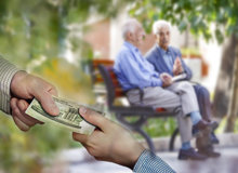 بحران صندوق‌های بازنشستگی/ عزم دولت برای فروش کیش و قشم برای پرداخت حقوق بازنشستگان 