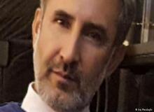 نماز خواندن پسر «حمید نوری» روی نیمکتِ مقابل دادگاه/ تصــاویر