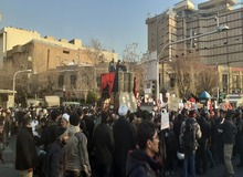 تجمع دانشجویان بسیجی و طلاب مقابل سفارت انگلیس با سیستم های صوتی/ شعار  «سفیر انگلیسی ایزیلایف، ایزیلایف»+تصاویر
