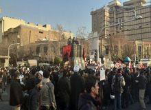 تجمع دانشجویان بسیجی و طلاب مقابل سفارت انگلیس با سیستم های صوتی/ شعار  «سفیر انگلیسی ایزیلایف، ایزیلایف»+تصاویر
