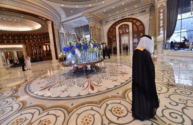 شاهزاده سعودی: بازداشت‌شدگان هتل ریتز کارلتون، ممنوع الخروج شده‌اند / عربستان دستگاه‌های ردیاب دور ساق پاهایشان کار گذاشته / گفتگوهای آنها شنود می‌شود