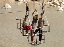سقوط سرنشینان گرگر به رودخانه در "سرتنگ برزه" الیگودرز/٣ نفر مفقود شده‌اند