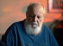 ارگان مطبوعاتی نزدیک به سپاه:پدر بزرگ ابتهاج بهایی بود مادرش به شدت مذهبی، خودش توده ای و این اواخر با اپوزیسیون جمهوری اسلامی مخالف و از ضد انقلاب فاصله گرفته بود
