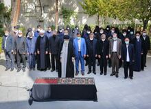  اقامه نماز رهبر انقلاب بر پیکر همسر شهید آیت‌الله مطهری