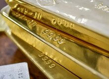 طلای جهانی پس از بزرگ‌ترین کاهش خود از سال ۲۰۲۰، به روند نزولی ادامه داد
