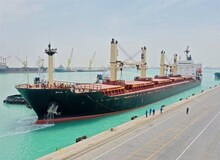 پهلوگیری کشتی حامل ۵۶ هزار تن گندم در بندر امام خمینی (ره)