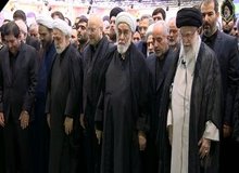 چه کسانی در صف اول نماز رئیس جمهور فقید و همراهانش ایستاده بودند؟ 