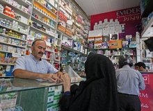 نایب رئیس انجمن داروسازان ایران خبر داد؛ گرانی شیشه شربت دلیل کمبود آنتی بیوتیک کودکان است/ فروش ۱۰۰ هزار تومانی سرم در بازار آزاد