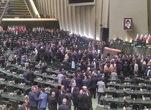 بی‌نظمی همیشگی در مجلس پس از پایان تحلیف رئیس‌جمهور + فیلم