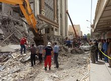 احتمال محبوس شدن ۵۰ نفر در حادثه ریزش ساختمان ۱۰ طبقه در آبادان
