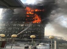  پیکر اولین آتش نشان فداکار از زیر آوار ساختمان پلاسکو بیرون آورده شد/ خروج دود سفید از ویرانه های پلاسکو؛ احتمال آتش سوزی مجدد/ گاز مناطق اطراف حادثه تا اطلاع بعدی قطع خواهد بود