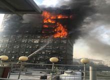  پیکر اولین آتش نشان فداکار از زیر آوار ساختمان پلاسکو بیرون آورده شد/ خروج دود سفید از ویرانه های پلاسکو؛ احتمال آتش سوزی مجدد/ گاز مناطق اطراف حادثه تا اطلاع بعدی قطع خواهد بود