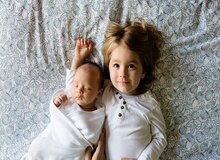 نوزاد چگونه میفهمد به چه کسی اعتماد کند؟ یک تحقیق شگفت‌انگیز!