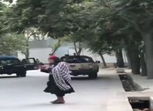 تبدیل مردم افغانستان به سیبل و نشانه‌گیری با خمپاره و سلاح به سمت آن‌ها توسط طالبان/ FILM