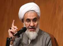 نماینده ولی فقیه در قزوین: دولت غربگرای روحانی ستون فقرات اقتصاد را شکست