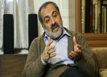 با هر علم و صنفی که مردم را کنار بزند مخالف هستم/ هنگام ارائه محصولات فرهنگی دست به دامن مردم و جیب آنها می‌شویم/ فیلم‌های مبتذل انتخاب مردم نیست