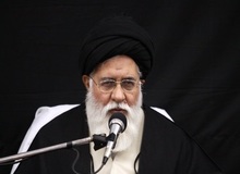 
هیچ چهره‌ای را کنار چهره امام(ره) نباید قرار بدهیم