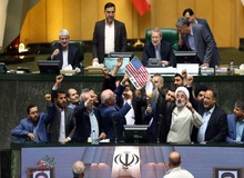 انتقاد مطهری از آتش زدن پرچم آمریکا در مجلس: کار بدی بود و عاقلانه نبود