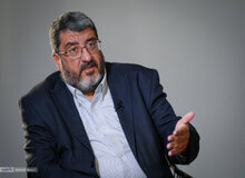حمله ارگان مطبوعاتی نزدیک به سپاه به فواد ایزدی: تو که تاره از تخم درآمده ای ، فرماندهان نظامی را مسخره می کنی؟