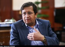 همتی: مردم دارایی خود را در معرض ریسک بازار ارز قرار ندهند/ زمان و نوع مداخله را بانک مرکزی تعیین می کند، نه فضاسازی دلالان

