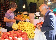 رئیس اتحادیه میوه و سبزی تهران: برخی خانوار‌ها به خاطر گرانی میوه، ضایعات و دورریز میوه را می‌خرند