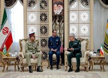 فرمانده ارتش پاکستان به فرمانده کل سپاه اسلحه اهدا کرد +عکس
