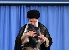 پیراهن شهید ۴ ساله حادثه تروریستی اهواز در دست رهبرمعظم انقلاب+عکس