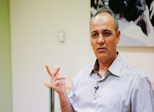 کنایه احمد زید آبادی به روحانی: نمی‌دانم چه اتفاقی باید در این کشور بیفتد تا ساکنان پاستور به این نتیجه برسند که راه دوستی با آمریکا از این ساختمان عبور نمی‌کند!
