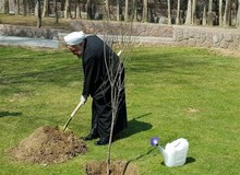 کاشت نهال توسط رئیس‌جمهوری همزمان با روز درختکاری در سعدآباد
