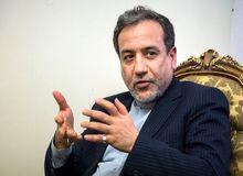 عباس عراقچی: به دوستان سپاه گفتم همان نظامی که لباس سپاهی تن شما کرده، به ما هم کت وشلوار و پیراهن یقه بسته داده
