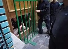 در ورودی حرم حضرت معصومه توسط معترضان به تعطیلی شکسته شد