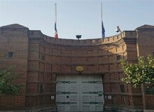 شعارنویسی بر روی دیوار سفارت فرانسه +عکس
