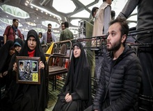 فرزندان سردار سلیمانی در تشییع پیکر رئیس جمهور + عکس