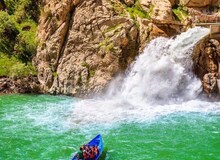هشدار دادستان پاوه/ نجات گردشگران از غرق‌شدن قایق غیرمجاز در چشمه بل
