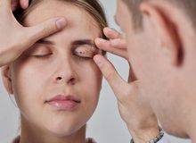 هزینه جراحی پلک در سال جدید چقدر است و چطور محاسبه می شود؟
