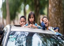 بازی با جان کودک با قرارگرفتن در سانروف خودرو 
