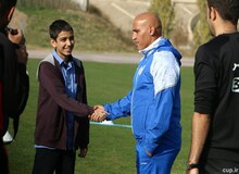 دیدار گرم استقلالی ها با کودک سرطانی