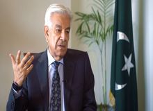 وزیر دفاع پاکستان: حاکمان کابل که اکنون در دامان هند نشسته و علیه پاکستان توطئه می‌کنند، زمانی تحت حفاظت ما بودند و در خاک ما پنهان می‌شدند / تمام افغان‌هایی که در خاک پاکستان ساکن‌اند باید به وطن خود بازگردند