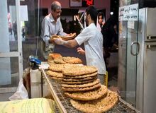 وزیر دادگستری: متأسفانه بسیاری از نانوایان یارانه‌ای، قیمت مصوب را رعایت نمی‌کنند/ اکثر مردم نانی با نرخ مصوب تهیه نمی‌کنند، چون یا کیفیت آن پایین است یا اندازه‌اش مناسب نیست