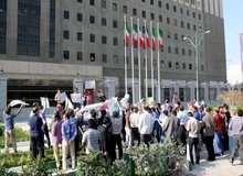تجمع سپرده‌گذاران یک موسسه اعتباری مقابل مجلس
