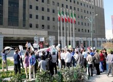 تجمع سپرده‌گذاران یک موسسه اعتباری مقابل مجلس
